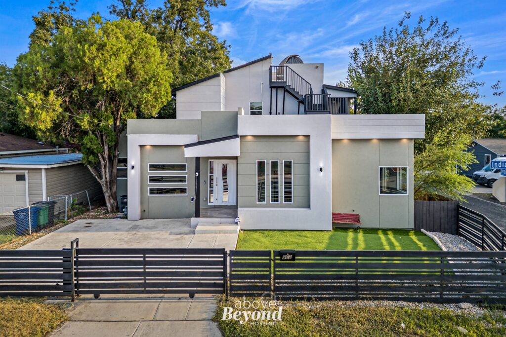 Sprawling Home w/ Rooftop Spot