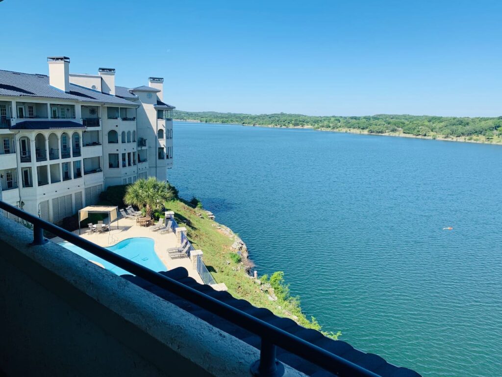 Top Floor - Lakefront Setting